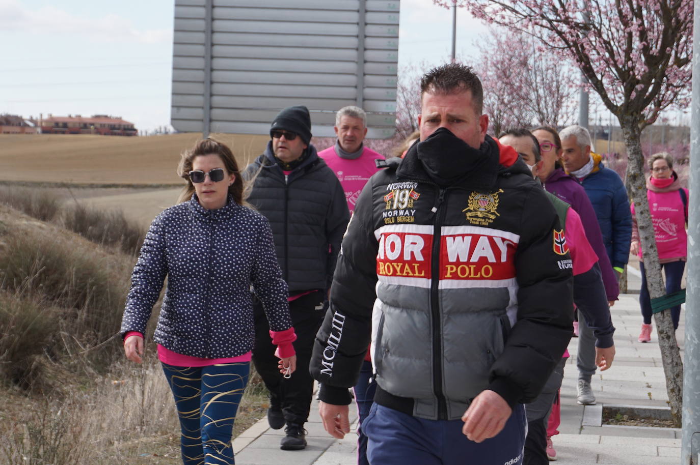 Las camisetas fucsias regaron el recorrido de esta mañana por Arroyo de muestras de solidaridad y empatía en la lucha contra el cáncer. 