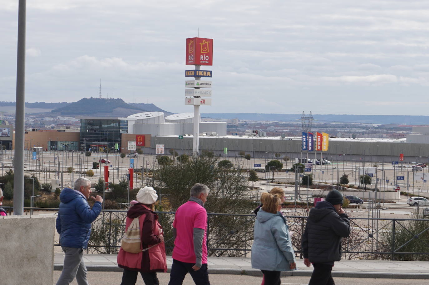 Las camisetas fucsias regaron el recorrido de esta mañana por Arroyo de muestras de solidaridad y empatía en la lucha contra el cáncer. 
