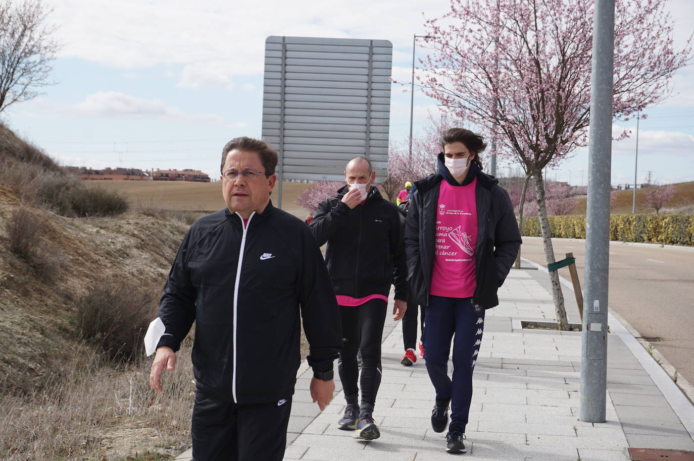 Las camisetas fucsias regaron el recorrido de esta mañana por Arroyo de muestras de solidaridad y empatía en la lucha contra el cáncer. 