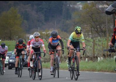Imagen secundaria 1 - Estela Domínguez durante su participación en la Copa de España Féminas Cofidis, el pasado 21 de marzo 