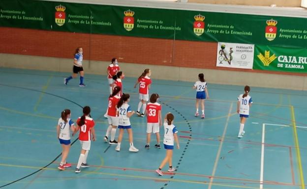 Imagen principal - Buen papel de los equipos de balonmano de Arroyo