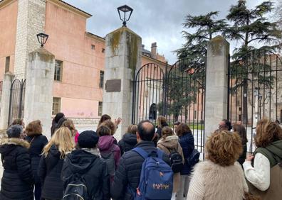 Imagen secundaria 1 - Diferentes momentos de la Ruta del Hereje realizada por los vecinos de Arroyo el viernes 8 de abril 