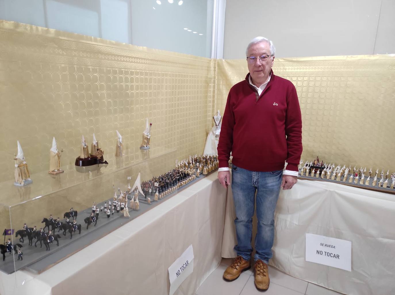 José Luis González junto a su obra realizada en resina. 