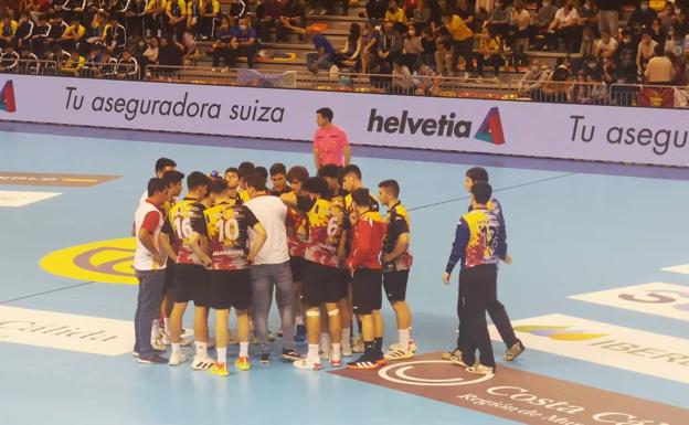 Imagen principal - Diferententes momentos del CESA Balonmano 