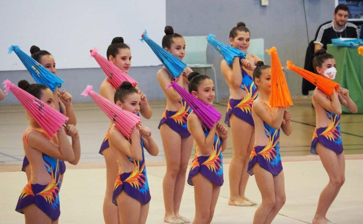 Gimnastas del CD Rítmica Arroyo durante su actuación en el campeonato provincial 