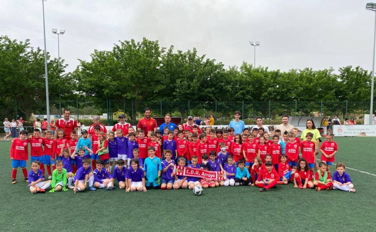 Jugadores prebenjamines del Unión Arroyo y del Club de Venta de Baños 