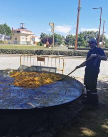 Imagen secundaria 2 - La comida de fraternidad de la paella tuvo un excelente ambiente 