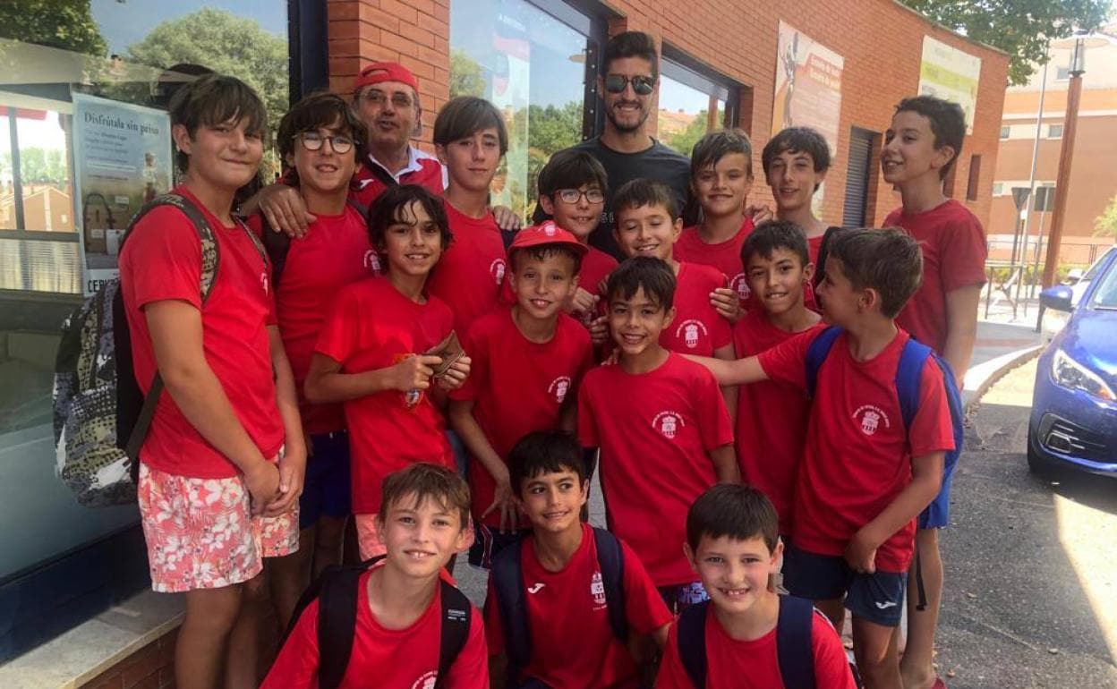 Niños participantes en el Campus del CD Unión Arroyo con su ídolo, Sergio Escudero 