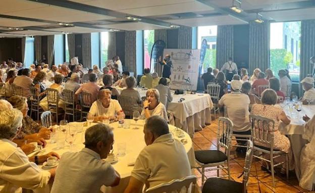 Comida de hermandad en la jornada festiva dedicada a los mayores del municipio 