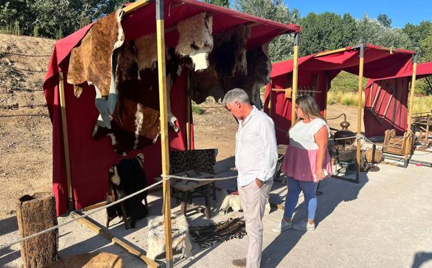 El alcalde, Sarbelio Fernández y la concejal de cultura, Ana Sánchez, visitando los puestos del mercado 