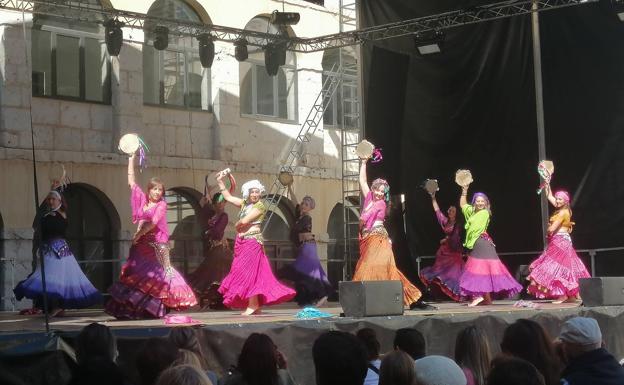 Alumnas de Danza Oriental durante su actuación en el Patio de la Hospedería de San Benito 