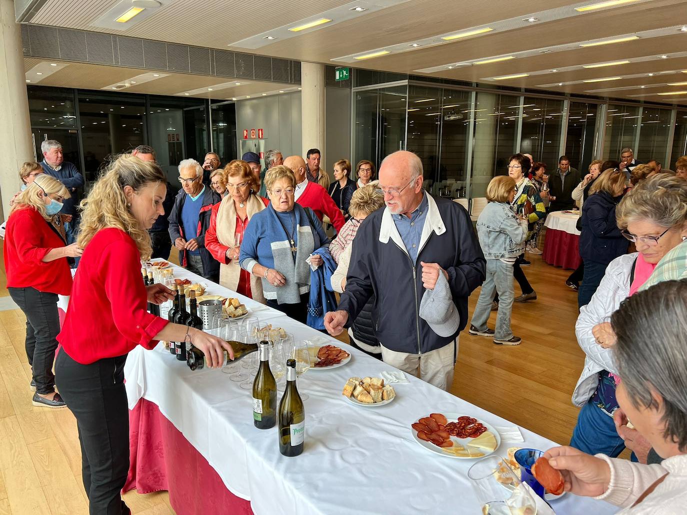 Imagen secundaria 1 - Participantes en la excursión celebrada esta semana a Peñafiel 