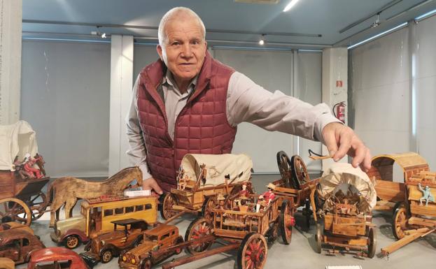 Bernardo Cabrero mostrando sus creaciones en madera 