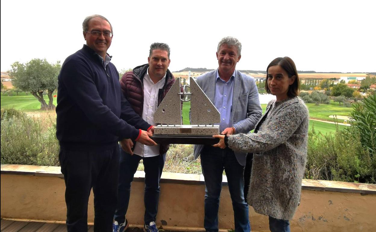 José María Alvarez, Alberto Redondo, Sarbelio Fernández y Ana Jiménez con el trofeo del Torneo 