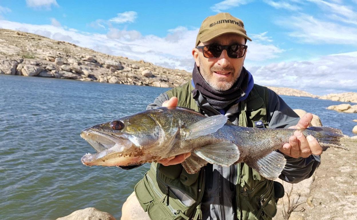 Bernardo Martínez Carrizo con uno de los dos ejemplares que pescó 