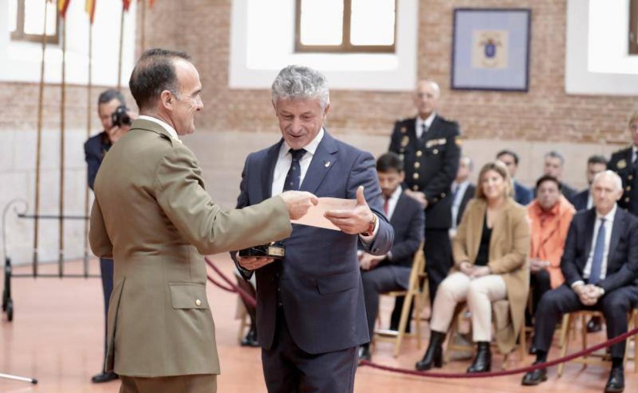 Sarbelio Fernández, recibe del Coronel Joaquín Blanco, el premio Conde Ansúrez Caballero Leal