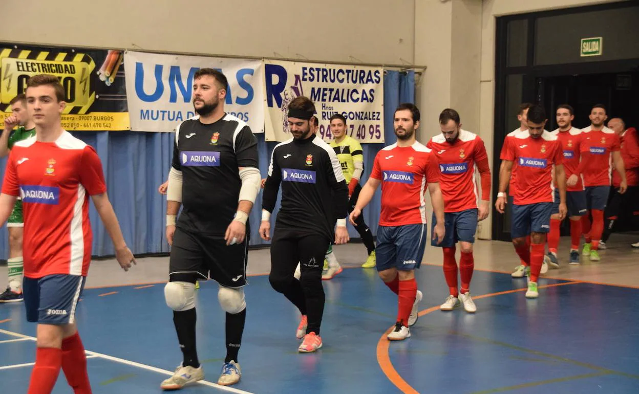 Los jugadores del CD Unión Arroyo entrando en la pista burgalesa 