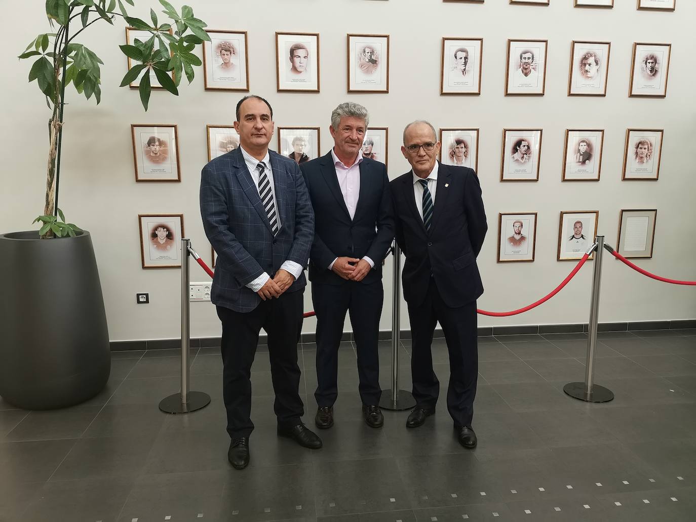 Manuel Heredia, delegado provincial en Valladolid de la Federación, Sarbelio Fernández, alcalde de Arroyo de la Encomienda y Marcelino Maté, presidente de la Federación 