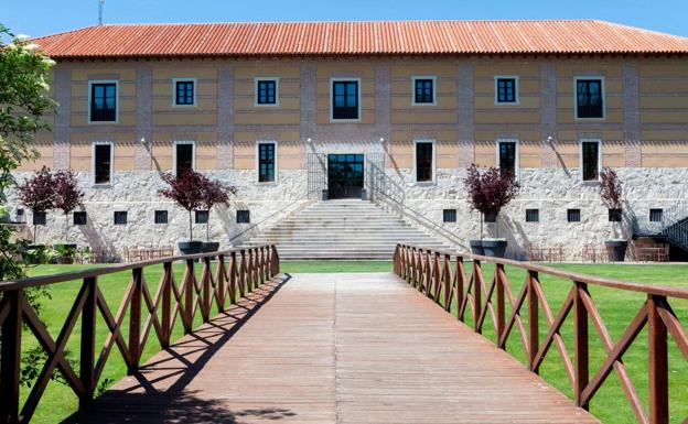 Vista lel Hotel AC Palacio de Santa Ana desde el embarcadero del Pisuerga