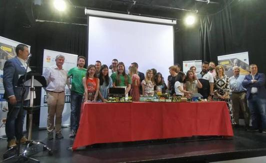 Ganadores de la edición 2022, con padres, profesores jurado y corporación 