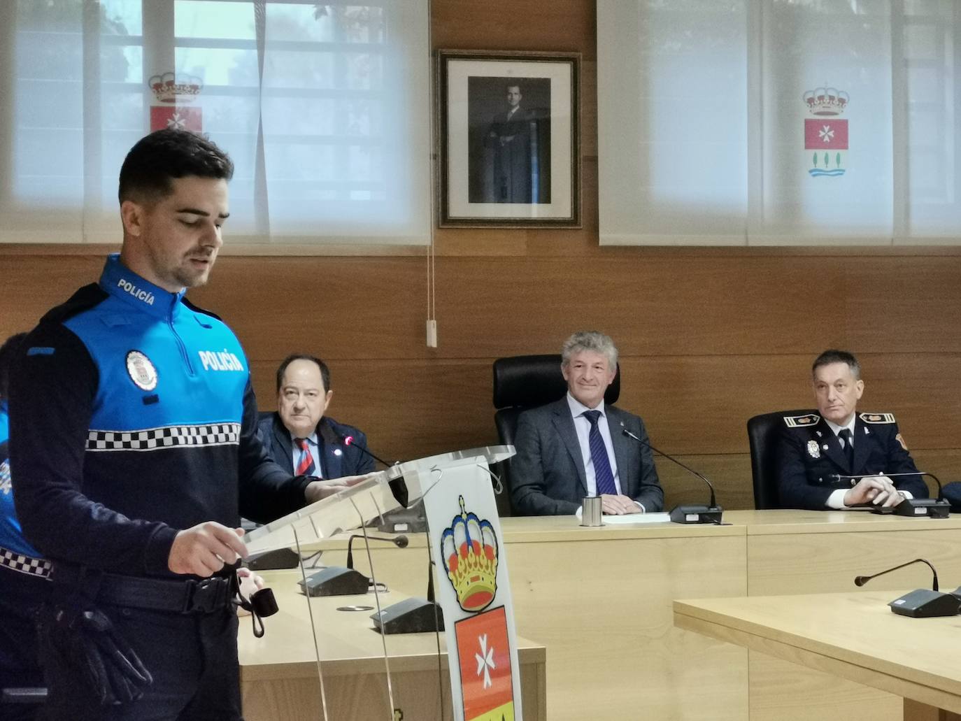 Nuevos agentes de la policía local junto al alcalde de Arroyo y los concejales delegados de Seguridad y Recursos humanos