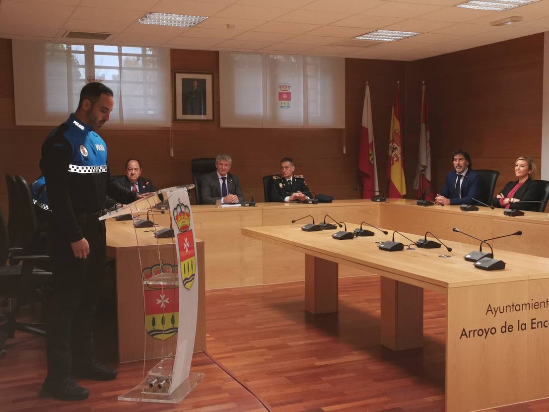 Nuevos agentes de la policía local junto al alcalde de Arroyo y los concejales delegados de Seguridad y Recursos humanos