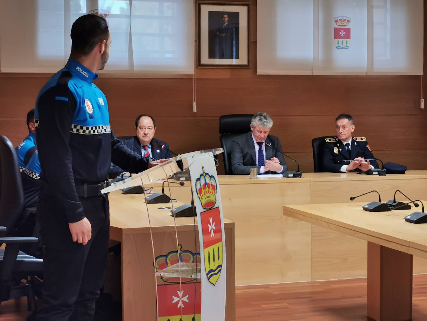 Nuevos agentes de la policía local junto al alcalde de Arroyo y los concejales delegados de Seguridad y Recursos humanos