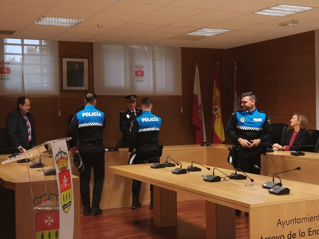 Nuevos agentes de la policía local junto al alcalde de Arroyo y los concejales delegados de Seguridad y Recursos humanos