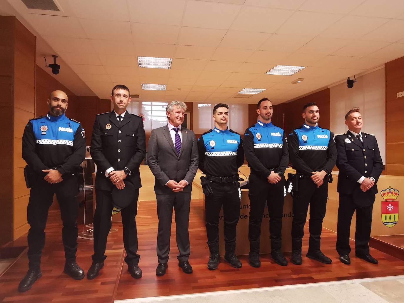 Nuevos agentes de la policía local junto al alcalde de Arroyo y los concejales delegados de Seguridad y Recursos humanos