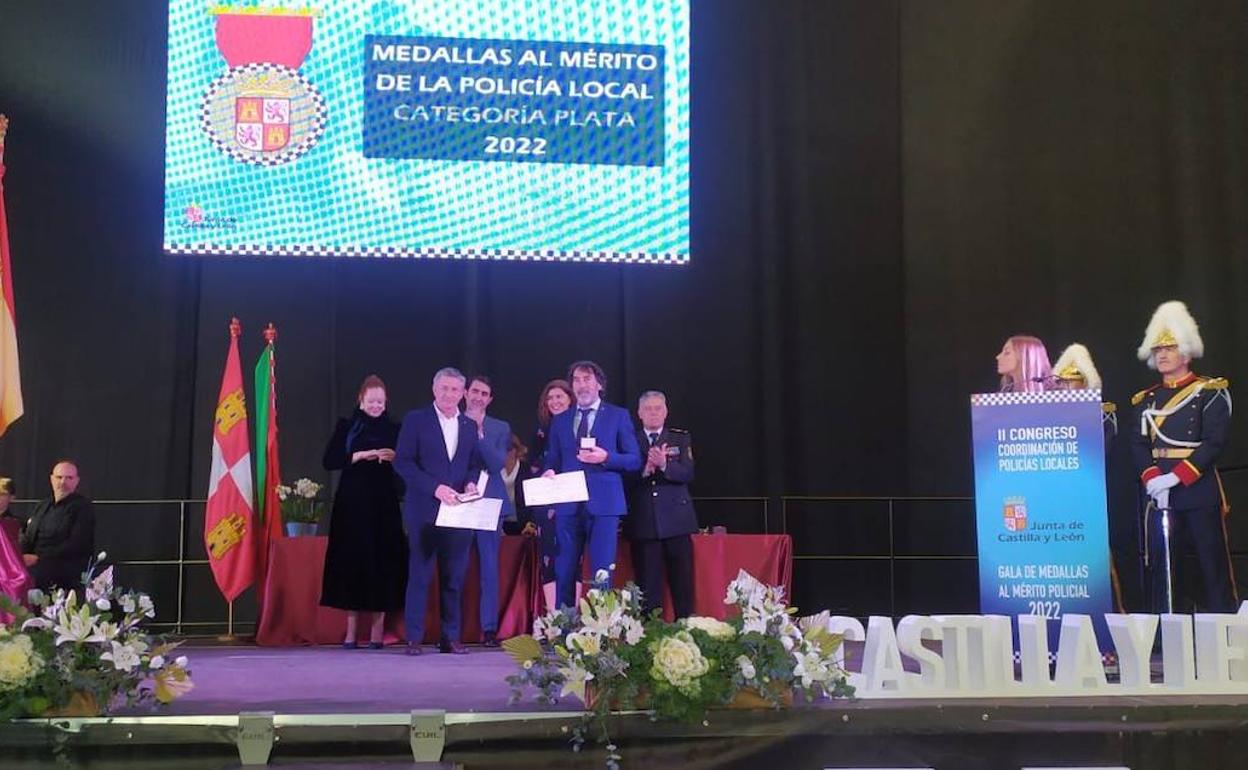 El alcalde y el concejal de seguridad recogen la medalla en nombre de los dos agentes de Arroyo 