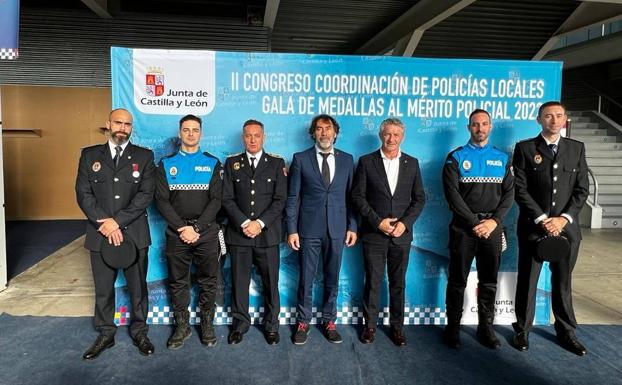 El alcalde arroyano y el conejal de seguridad ciudana con el subinspector-jefe, los dos oficiales y los dos agentes recién incorporados al cuerpo de policía de Arroyo de la Encomienda 