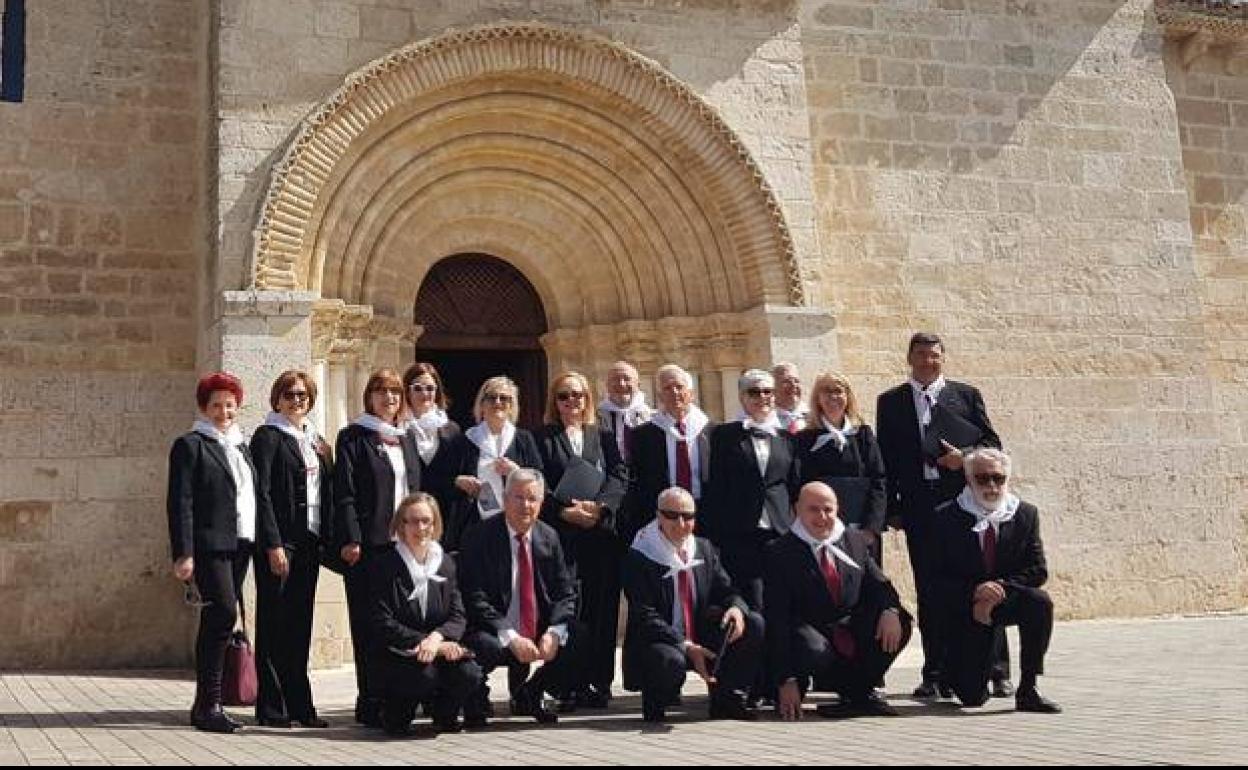 Miembros de la Coral Támbara en Arroyo de la Encomienda 
