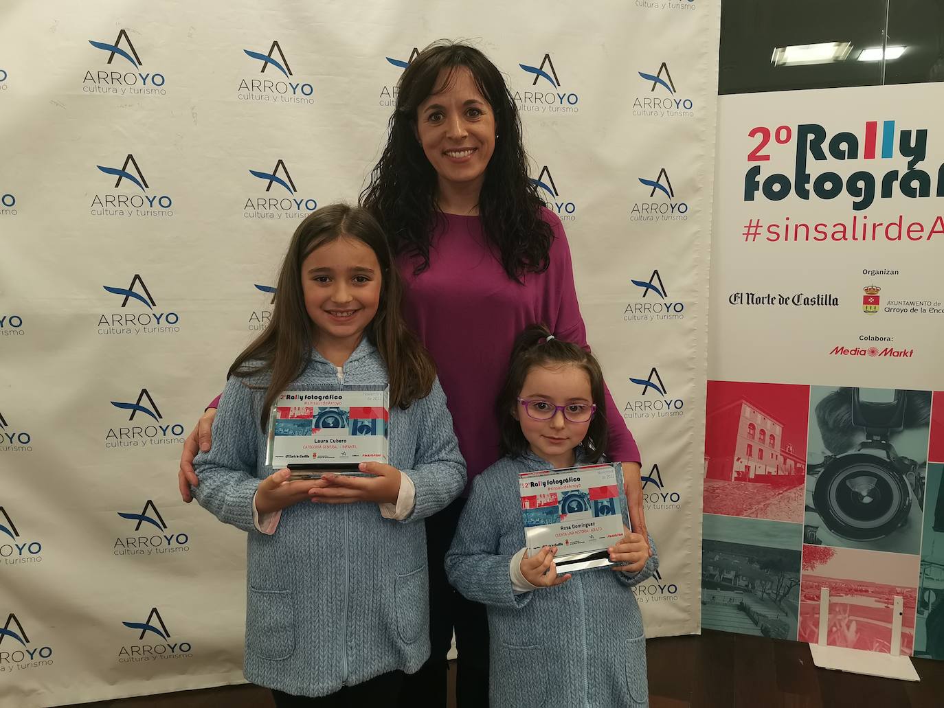 Rosa Domínguez, premio a la Mejor Historia Fotográfica junto a sus hijas, Laura Cubero, premio a la mejor fotografía infantil y la pequeña Lidia, quien también participó en el Rally.