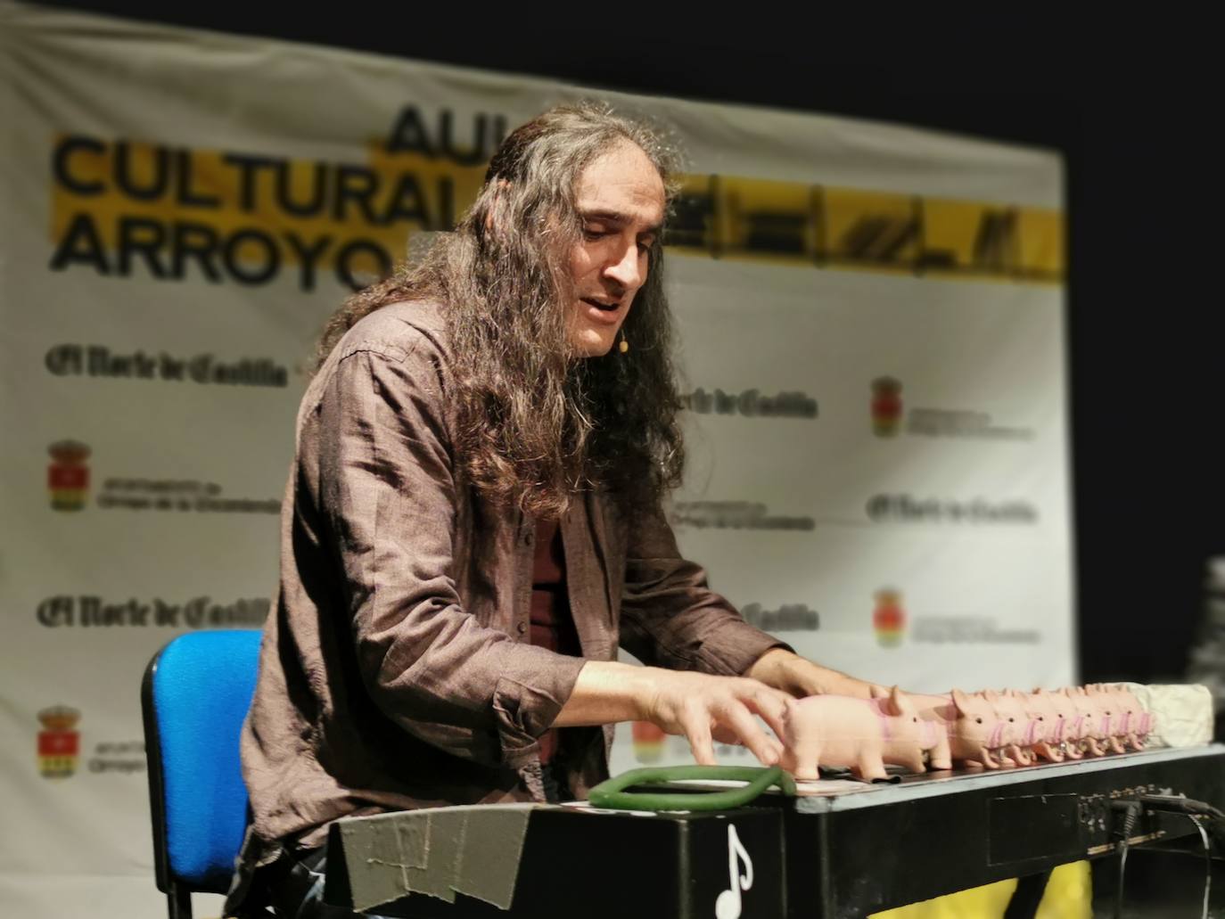 El Capitán Corchea 'afinando' unos cerditos musicales 