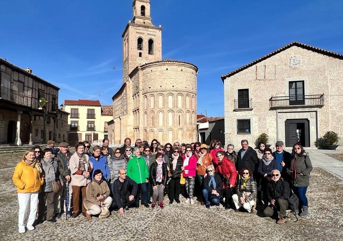 Los excursionistas arroyanos juntoa la Iglesia de Santa María la Mayor de Arévalo