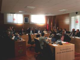 Los concejales votan una de las enmiendas presendas en pleno