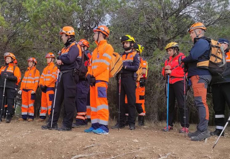 Voluntarios de protección civil en un curso de búsqueda en grandes áreas