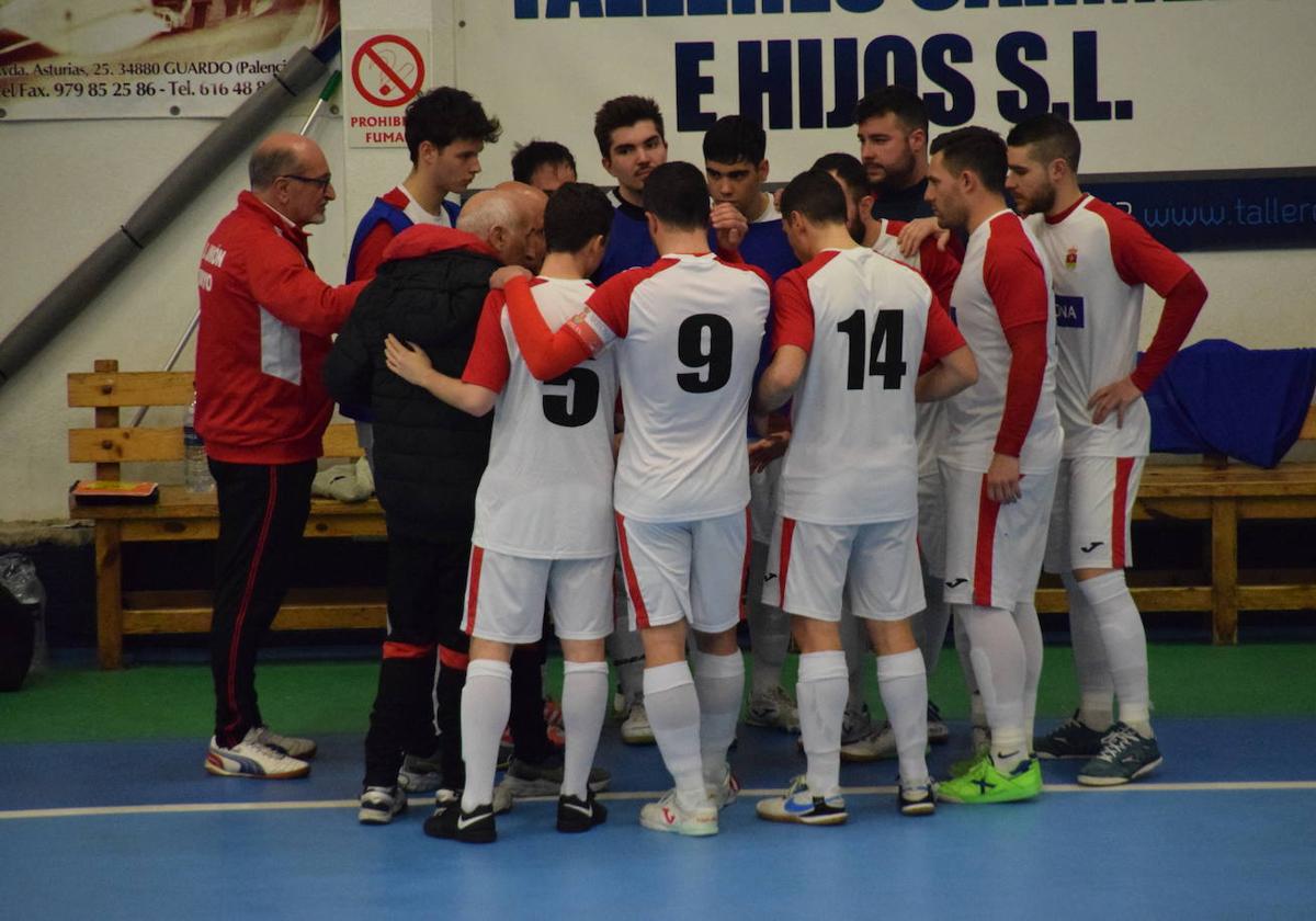 Los jugadores del Unión Arroyo comentando las jugadas