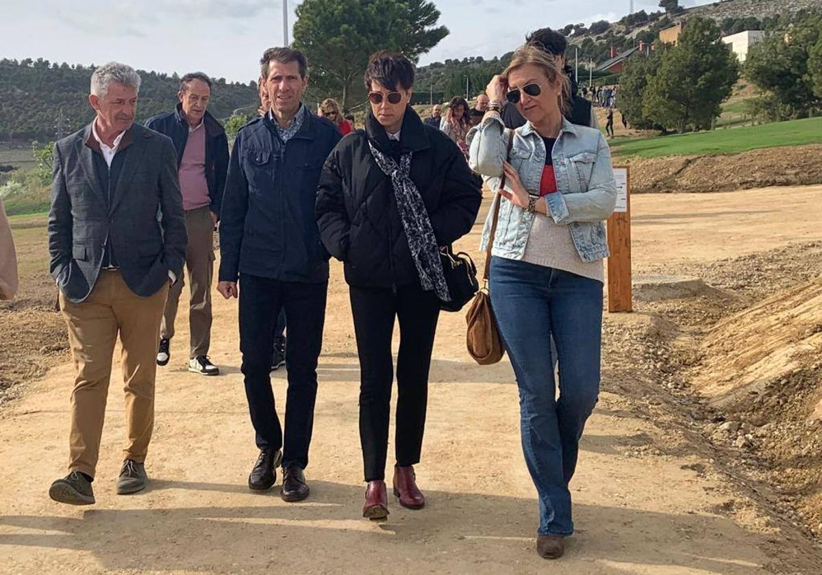 Juan Carlos y Yolanda, padres de Estela Domínguez, recorren el nuevo parque con Sarbelio Fernández y la concejala Verónica Moreno