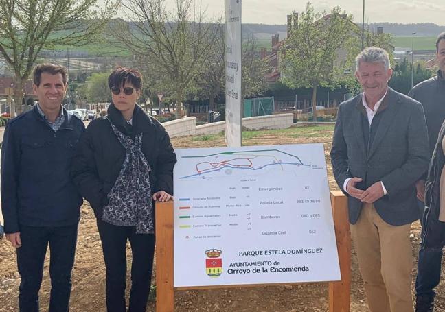 Los padres de Estela Domínguez junto al alcalde Sarbelio Fernández