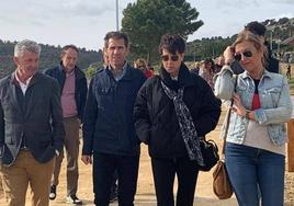 Juan Carlos y Yolanda, padres de Estela Domínguez, recorren el nuevo parque con Sarbelio Fernández y la concejala Verónica Moreno