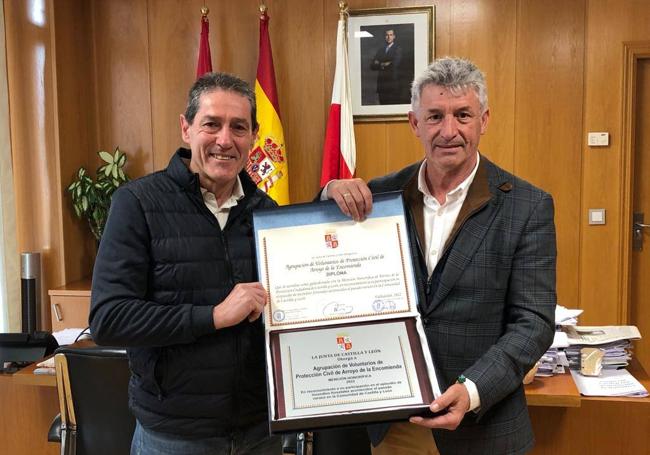 Jorge Sambade, jefe de Protección Civil de Arroyo, junto al alcalde, Sarbelio Fernández mostrando la mención honorífica recibida