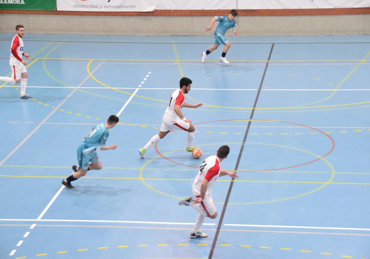 Los arroyanos controlando el balón durante el partido del sábado