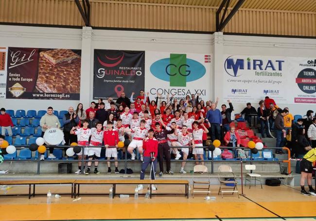 El equipo juvenil del Balonmano Arroyo con algunos aficionados