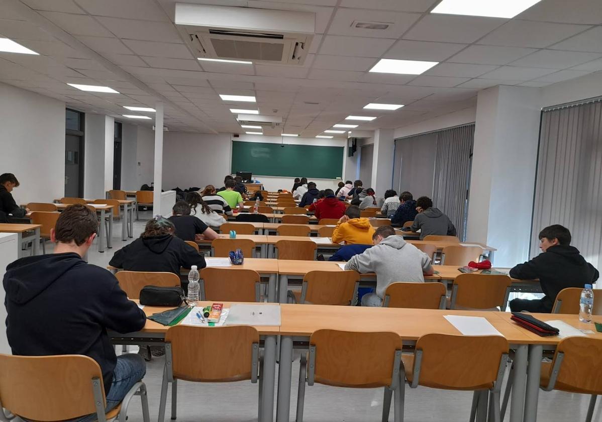 Alumnos de Secundaria que en enero realizaron la prueba de la fase local de la 59º Olimpiada Matemática Española en el Aulario de la UVA