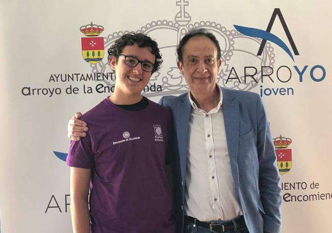 Darío Otero, estudiante del IESO Arroyo, con el concejal de Cultura Vicente Centenero