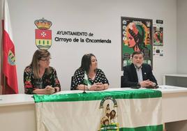 La concejala Ana Sánchez, en el centro, entre Concepción Pérez y José Manuel Gómez, de la Casa de Andalucía