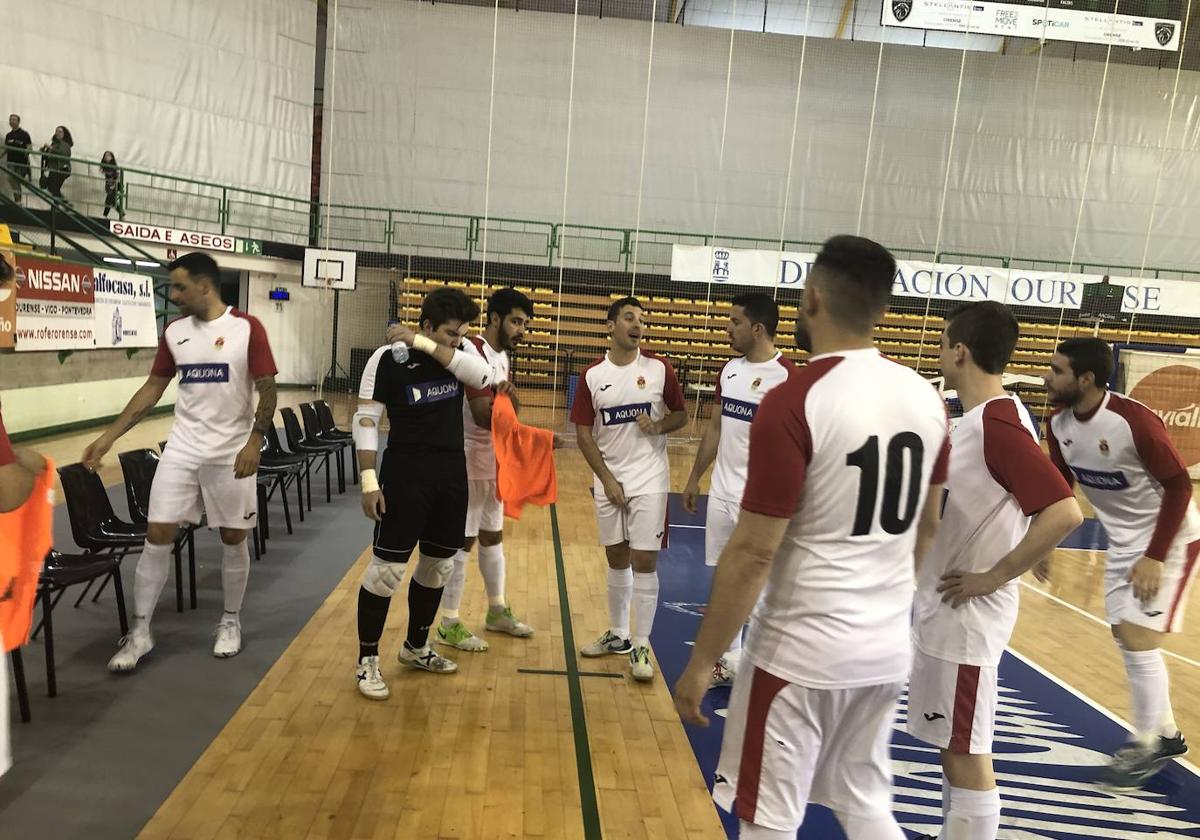 Los del Unión Arroyo durante el descanso del partido