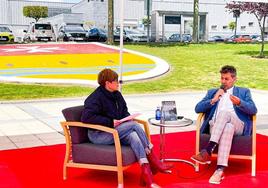 La responsable de la biblioteca municipal, Maica Renedo, entrevista al escritor Pablo del Río