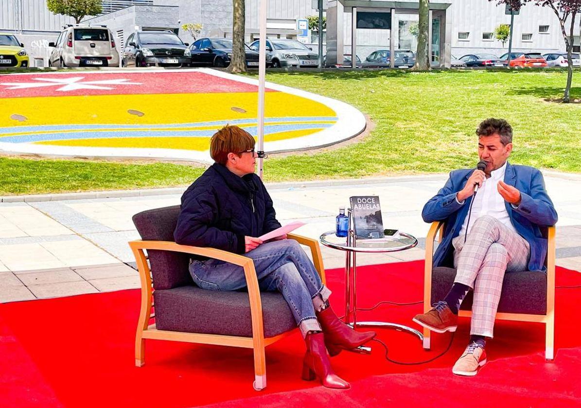 La responsable de la biblioteca municipal, Maica Renedo, entrevista al escritor Pablo del Río